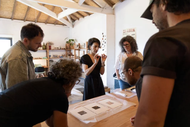 🎨 Quem nunca quis estar num atelier de artista? 👀A turma do Master em Fotografia Artística teve esse privilégio... e com a melhor anfitriã: a nossa professora @ines__moura abriu-nos as portas do seu @semente.atelier 🌱Foi um encontro próximo, cheio de partilhas sobre processos, práticas e tudo aquilo que não se vê nas exposições mas que faz parte do trabalho artístico.✨ Se queres aprender com quem faz e faz acontecer, as candidaturas para o Master 25-26 já estão abertas 👉 Link na bio.