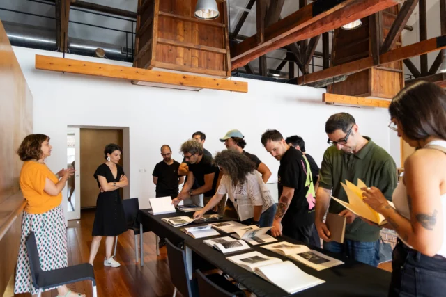 🎨 Paragem obrigatória: @cav_centrodeartesvisuais!A turma do Master em Fotografia Artística teve mais uma visita guiada, desta vez ao CAV, onde mergulhámos em exposições que desafiam o olhar e abrem espaço ao pensamento visual. Com a professora @ines__moura a guiar o caminho, houve tempo para ver, escutar e conversar, tudo aquilo que faz parte da nossa forma de aprender.✨Candidaturas para o Master 25-26 já estão abertas 👉 LINK NA BIO