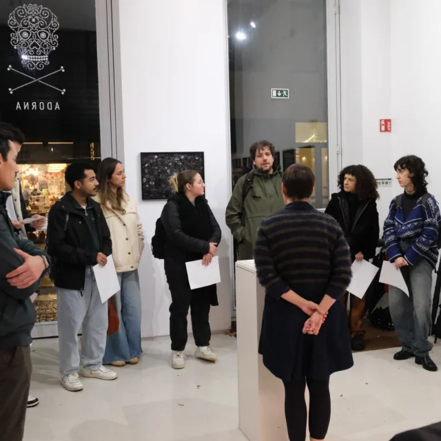 🎓A turma do Curso Profissional de Fotografia  visitou a @adornagaleria com o formador @vitornieves, uma experiência fora da sala de aula, onde a fotografia se vive no espaço expositivo e se aprende a olhar com mais intenção. Entre obras, discursos visuais e curadoria aprendemos a expandir o pensamento crítico. Um agradecimento especial á @estefaniardealmeida por nos ter recebido tão bem.📸💫